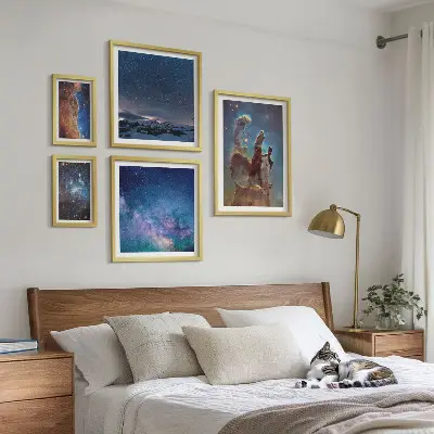 Lot de tableaux encadrés représentant des paysages cosmiques de galaxies