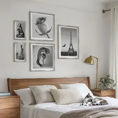 Lot de tableaux encadrés représentant Paris élégant en noir et blanc