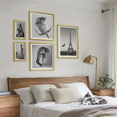 Lot de tableaux encadrés représentant Paris élégant en noir et blanc