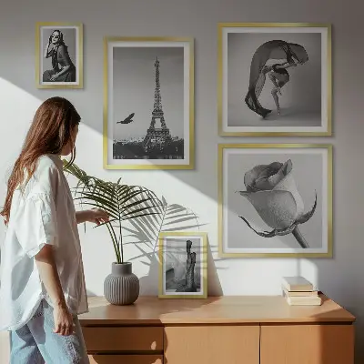 Lot de tableaux encadrés représentant Paris élégant en noir et blanc