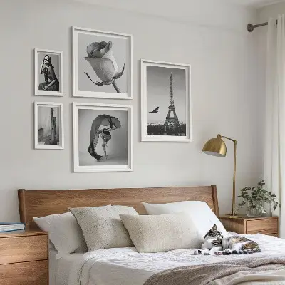 Lot de tableaux encadrés représentant Paris élégant en noir et blanc
