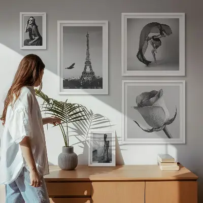 Lot de tableaux encadrés représentant Paris élégant en noir et blanc