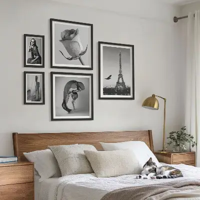 Lot de tableaux encadrés représentant Paris élégant en noir et blanc