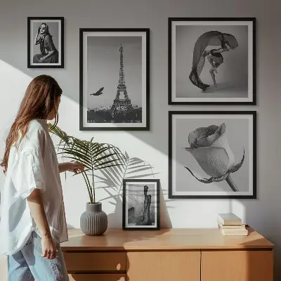 Lot de tableaux encadrés représentant Paris élégant en noir et blanc
