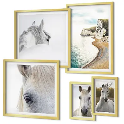 Lot de tableaux encadrés représentant des chevaux sur une plage au style minimaliste