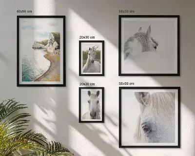 Lot de tableaux encadrés représentant des chevaux sur une plage au style minimaliste