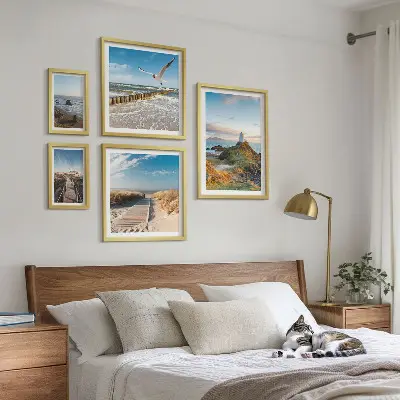 Lot de tableaux encadrés représentant des phares et plages en bord de mer