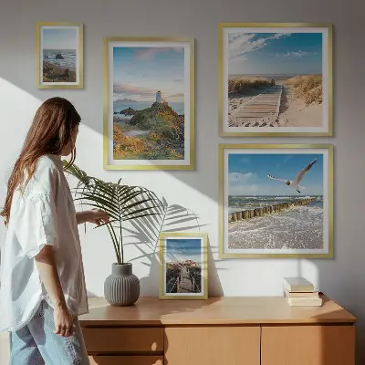 Lot de tableaux encadrés représentant des phares et plages en bord de mer