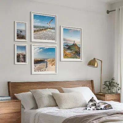 Lot de tableaux encadrés représentant des phares et plages en bord de mer