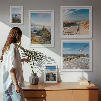 Lot de tableaux encadrés représentant des phares et plages en bord de mer