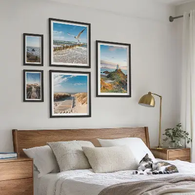 Lot de tableaux encadrés représentant des phares et plages en bord de mer