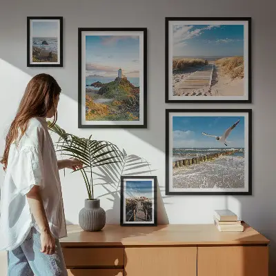 Lot de tableaux encadrés représentant des phares et plages en bord de mer