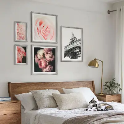 Ensemble de 5 tableaux représentant une tour Eiffel romantique avec des roses