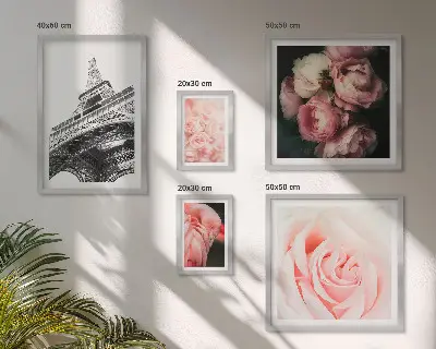 Ensemble de 5 tableaux représentant une tour Eiffel romantique avec des roses