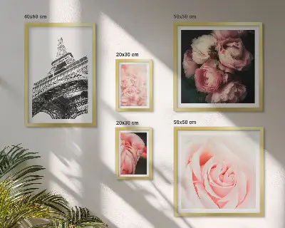 Ensemble de 5 tableaux représentant une tour Eiffel romantique avec des roses