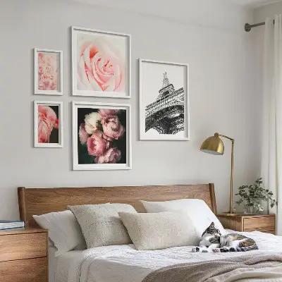 Ensemble de 5 tableaux représentant une tour Eiffel romantique avec des roses