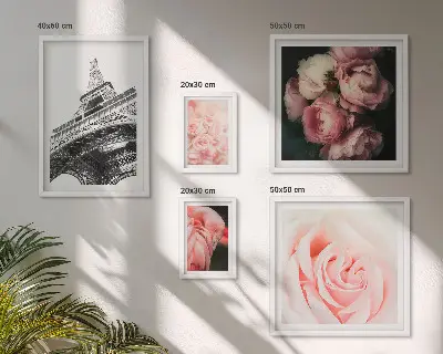 Ensemble de 5 tableaux représentant une tour Eiffel romantique avec des roses