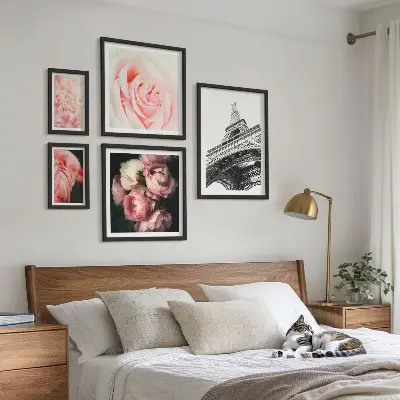 Ensemble de 5 tableaux représentant une tour Eiffel romantique avec des roses