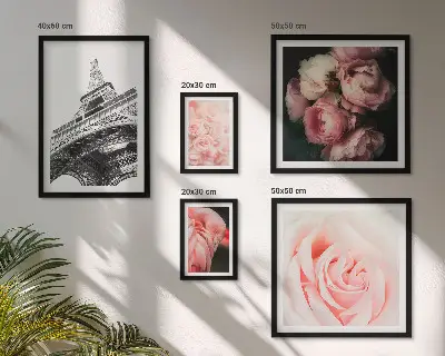 Ensemble de 5 tableaux représentant une tour Eiffel romantique avec des roses