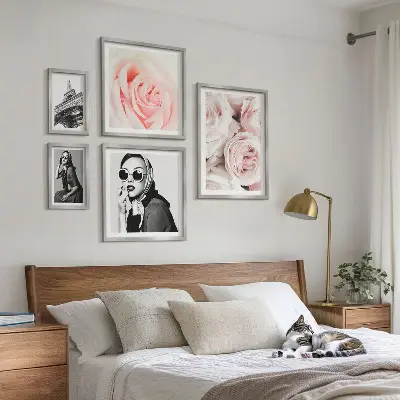 Ensemble de 5 tableaux représentant des portraits élégants de roses