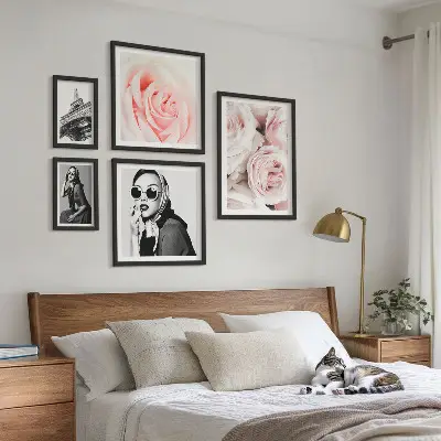 Ensemble de 5 tableaux représentant des portraits élégants de roses