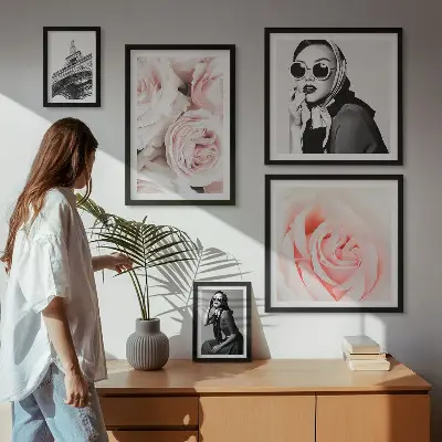 Ensemble de 5 tableaux représentant des portraits élégants de roses