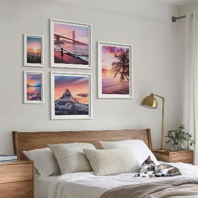 Lot de tableaux encadrés représentant des paysages marins avec des palmiers
