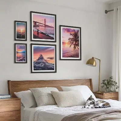 Lot de tableaux encadrés représentant des paysages marins avec des palmiers