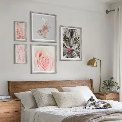 Lot de tableaux encadrés représentant des chats roses aux teintes délicates