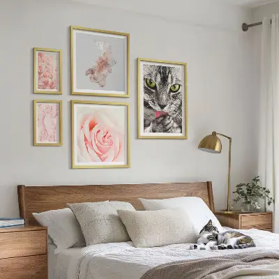 Lot de tableaux encadrés représentant des chats roses aux teintes délicates