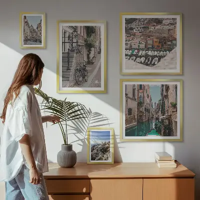 Lot de tableaux encadrés représentant de charmantes rues européennes
