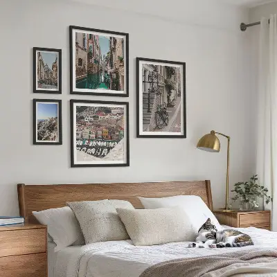Lot de tableaux encadrés représentant de charmantes rues européennes