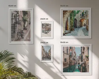 Lot de tableaux encadrés représentant des rues charmantes avec des vélos