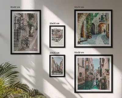 Lot de tableaux encadrés représentant des rues charmantes avec des vélos