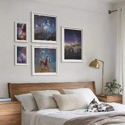 Lot de tableaux encadrés représentant des paysages cosmiques de galaxies