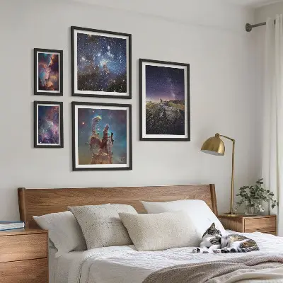 Lot de tableaux encadrés représentant des paysages cosmiques de galaxies
