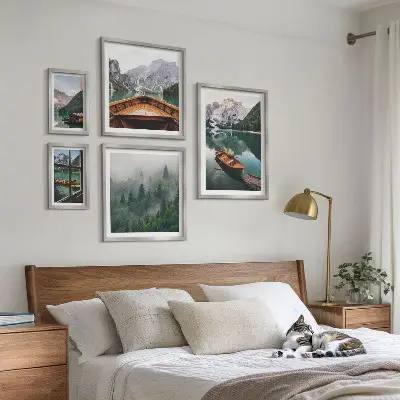 Tableau de décoration murale représentant des bateaux sur des lacs de montagne calmes