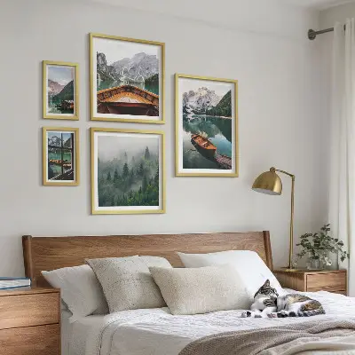 Tableau de décoration murale représentant des bateaux sur des lacs de montagne calmes