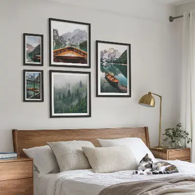 Tableau de décoration murale représentant des bateaux sur des lacs de montagne calmes
