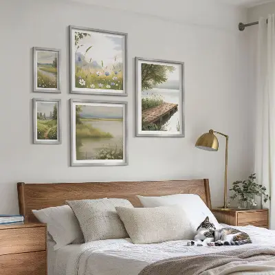 Ensemble de 5 tableaux paysages paisibles avec un pont dans une prairie