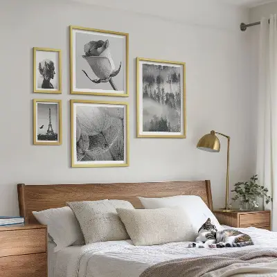 Lot de tableaux encadrés représentant une ville dans la nature en noir et blanc
