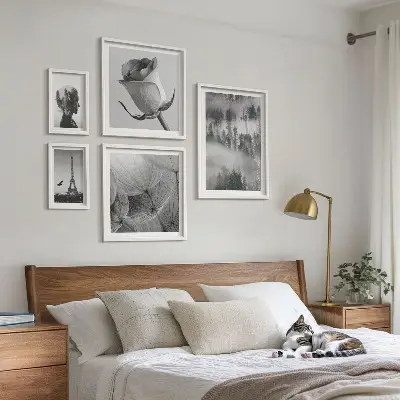 Lot de tableaux encadrés représentant une ville dans la nature en noir et blanc
