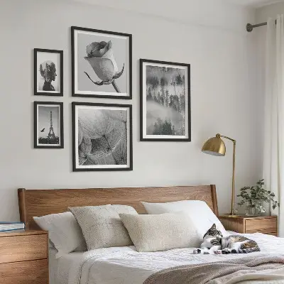 Lot de tableaux encadrés représentant une ville dans la nature en noir et blanc