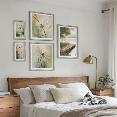Lot de tableaux encadrés représentant des paysages paisibles de libellules