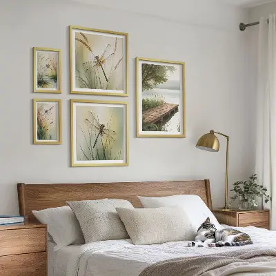 Lot de tableaux encadrés représentant des paysages paisibles de libellules