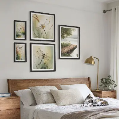 Lot de tableaux encadrés représentant des paysages paisibles de libellules