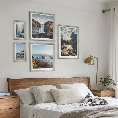 Ensemble de 5 tableaux représentant des paysages de cascades et de plages