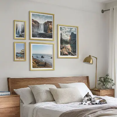 Ensemble de 5 tableaux représentant des paysages de cascades et de plages