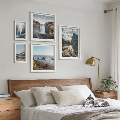 Ensemble de 5 tableaux représentant des paysages de cascades et de plages