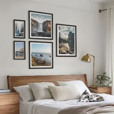 Ensemble de 5 tableaux représentant des paysages de cascades et de plages